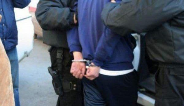 Patru tineri „neliniștiți” reţinuţi de poliţişti pentru furt, vioare de domiciliu și distrugere