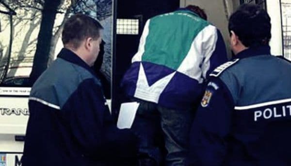 Doi bărbați cu mandate de arestare, reținuți de polițiștii botoșăneni