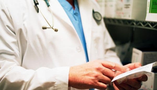 Un administrator de farmacie și un medic de familie arestați preventiv pentru obţinerea ilegală de fonduri