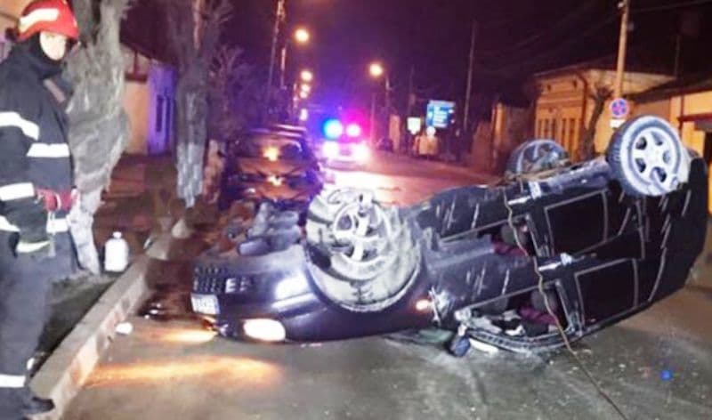 ACCIDENT! A lovit o mașină parcată, după care s-a răsturnat pe cupolă - FOTO