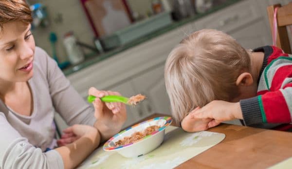 De ce este greşit să forţăm copilul să mănânce tot din farfurie. Impactul pe care-l va avea asupra vieţii lui de adult