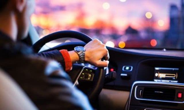 Bărbat cercetat după ce s-a urcat la volan fără permis și a acroșat un tânăr de 18 ani