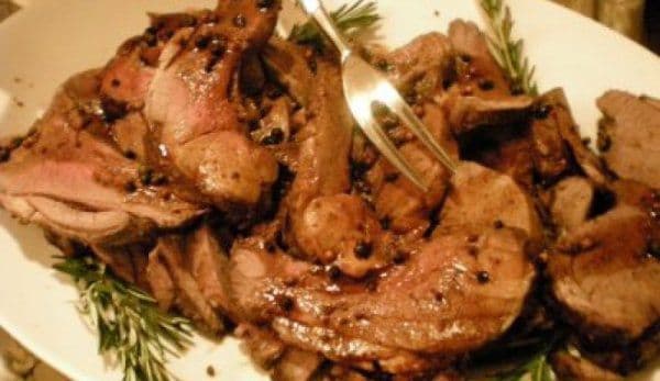 Cum se pregăteşte o friptură magică de miel la ceaun. Ingredientele care-i dau savoarea unică