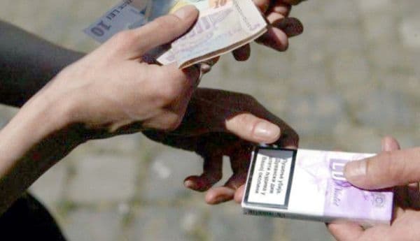 Ţigări de contrabandă confiscate de poliţişti din Piaţa Centrală