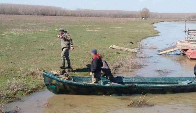 Patru tineri cercetați pentru braconaj piscicol și acte de violenţă asupra unor paznici