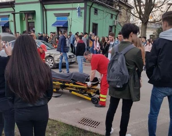 Accident cu trei mașini lovite și o tânără ajunsă la spital - FOTO