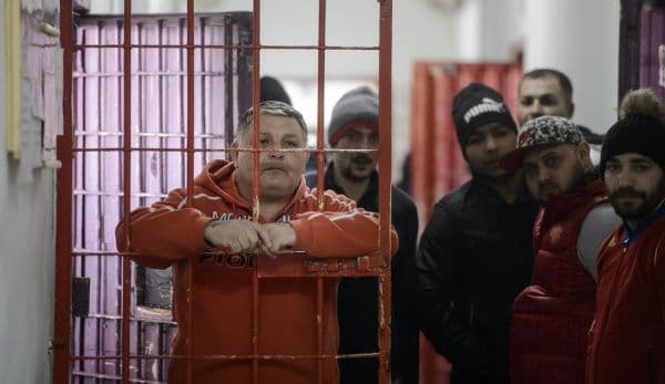 Condamnaţii cu pedepse de până la 5 ani vor putea executa pedeapsa la domiciliu sau în week-end