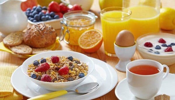 Cum să-ţi începi ziua perfect. Combinaţia de alimente sănătoase pentru micul dejun