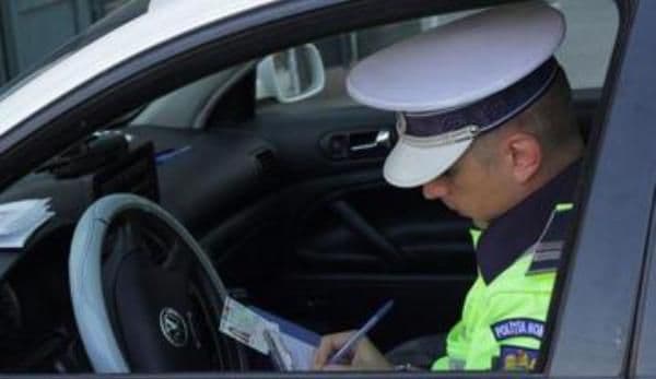 Tânăr cercetat de polițiști. A condus, fără permis, a rupt un stâlp și a distrus mai multe cabluri 