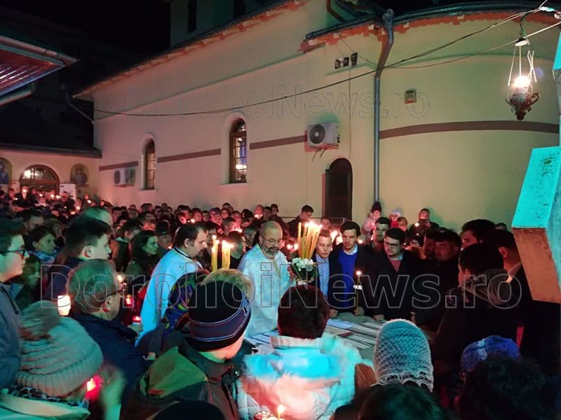 Lumina Sfântă a adus fericirea pe chipul credincioșilor din Dorohoi care au participat la slujba de Înviere – FOTO