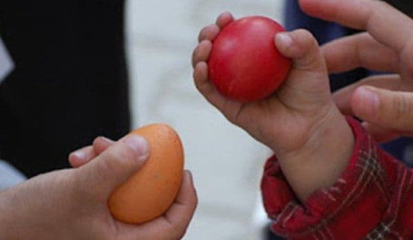 Iată cum se face corect ciocnitul ouălor roşii de Paşte