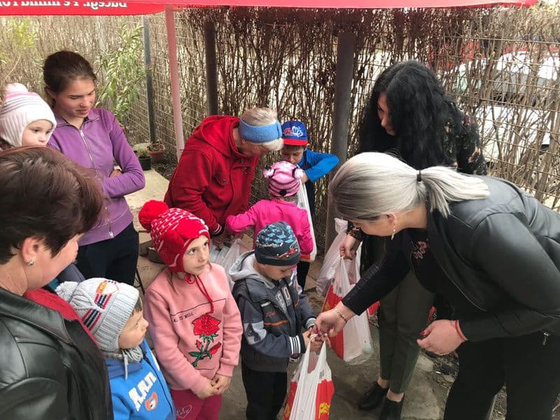 „CULORI DE PRIMĂVARĂ” pentru copii și bătrâni din județ - FOTO