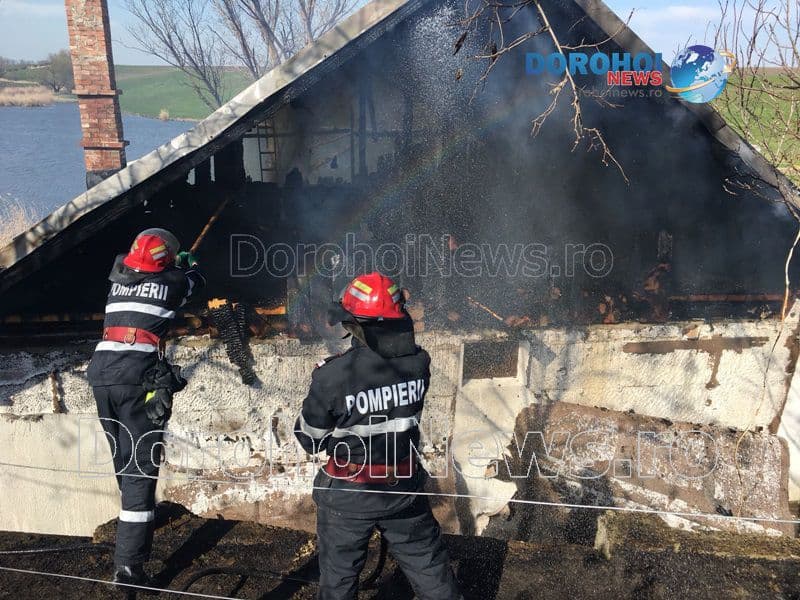 Incendiu puternic izbucnit la o casă din zona Progresul. Pompierii dorohoieni au intervenit pentru stingere - FOTO