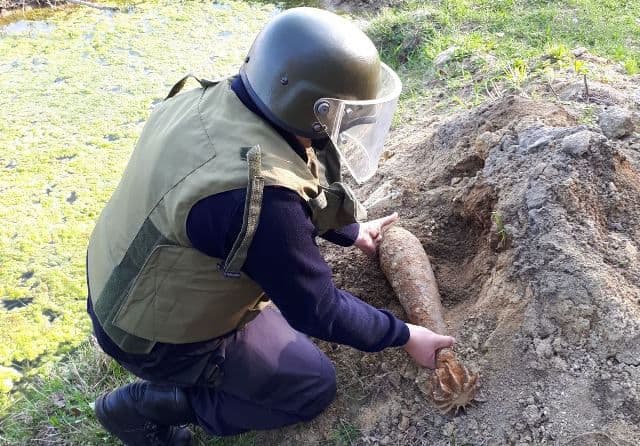 Bombă de aruncător găsită în grădina unui botoșănean - FOTO