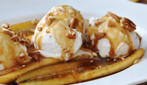 Banane caramelizate cu înghețată de vanilie