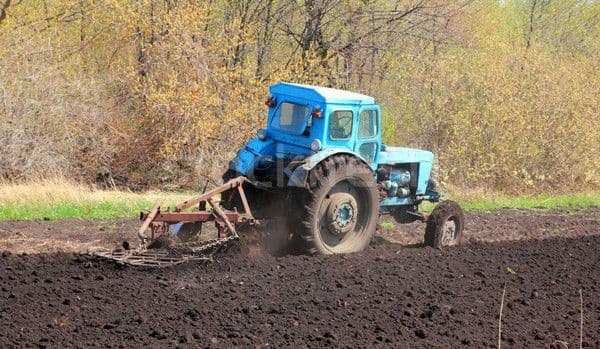 Caz bizar: Un agricultor care-şi ara terenul la 3.00 dimineața, a găsit un om împuşcat bântuind pe dealuri - FOTO