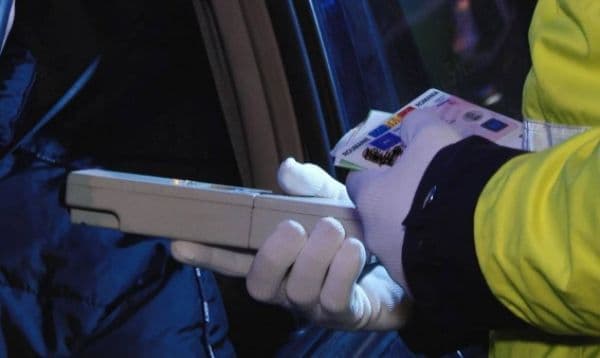 L-a oprit poliția din Dorohoi, a vrut să fie smecher și a refuzat fiola! Acum regretă amarnic!