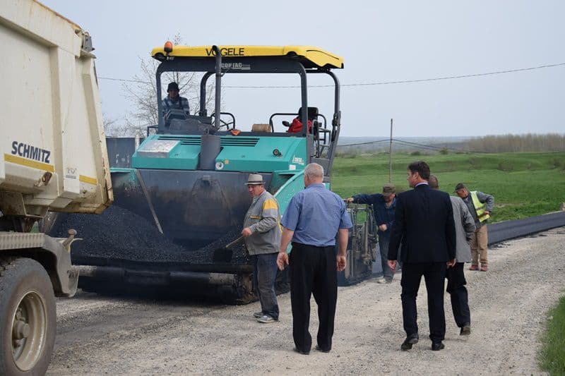Prefectul Dan Şlincu în vizită la şantierul DN 24C „singurul drum naţional de pământ din ţară” - FOTO