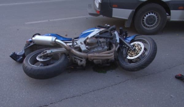 Motociclist de 25 de ani, rănit grav după ce a intrat în coliziune cu o mașină