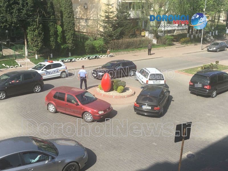 Accident pe Bulevardul Victoriei din Dorohoi! Mașini avariate după o neacordare de prioritate – FOTO