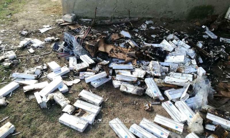 Botoșănean prins de polițiștii de frontieră în timp ce incendia țigări de contrabandă - FOTO