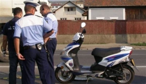 Pe moped la 19 de ani, fără permis. Tânăr din Brăieşti, cerctetat de polițiști
