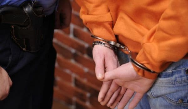 Trei bărbați reţinuţi după ce au tâlhărit un camarad de pahar