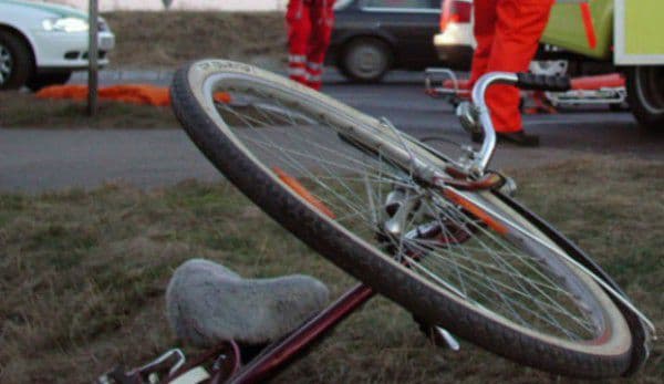 Două accidente stupide! Erau atât de beți încât nu s-au mai putut ține pe bicicletă