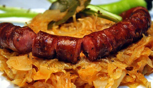 Cârnați de porc cu varză dulce