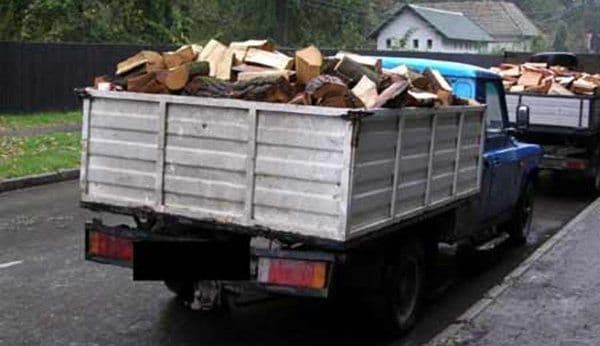 Transport ilegal de lemn, oprit pe DJ 291 D. Poliţiştii din Pomârla au confiscat 4,8 mc material lemnos
