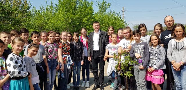 Ibănești: „Fii om, plantează un pomișor!” - FOTO