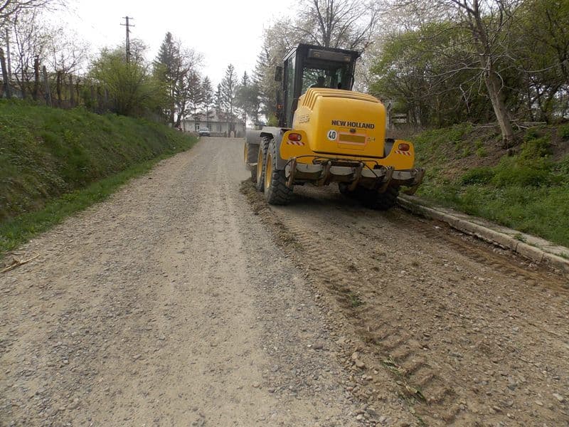 Lucrări de întreținere pe drumurile din comuna Ibănești - FOTO