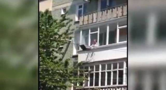 Românul s-a născut creativ: un bărbat face grătar la bloc - VIDEO
