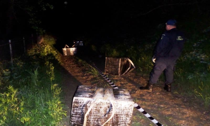 Focuri de armă si 18.000 de pachete cu ţigări de contrabandă confiscate de poliţiştii de frontieră - FOTO