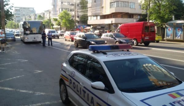 Accident grav în Iaşi. O femeie însărcinată a fost lovită de o maşină pe trecerea de pietoni