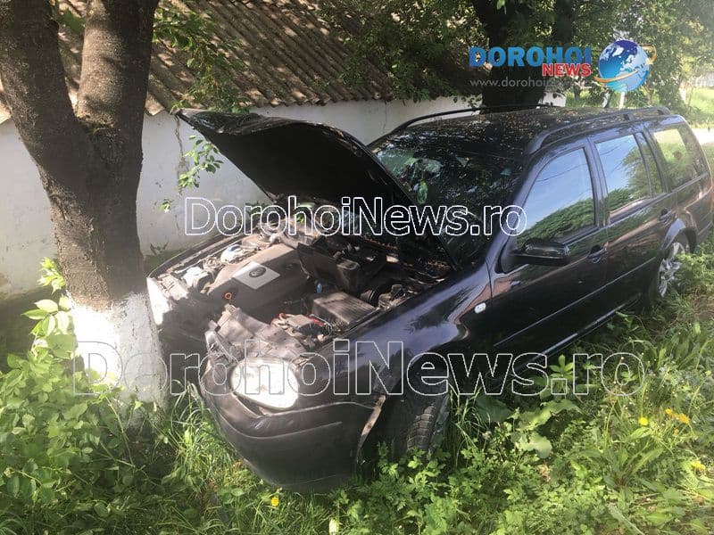 Accident cu două victime la Dumbrăvița! O mașină scăpată de sub control s-a izbit într-un copac - FOTO