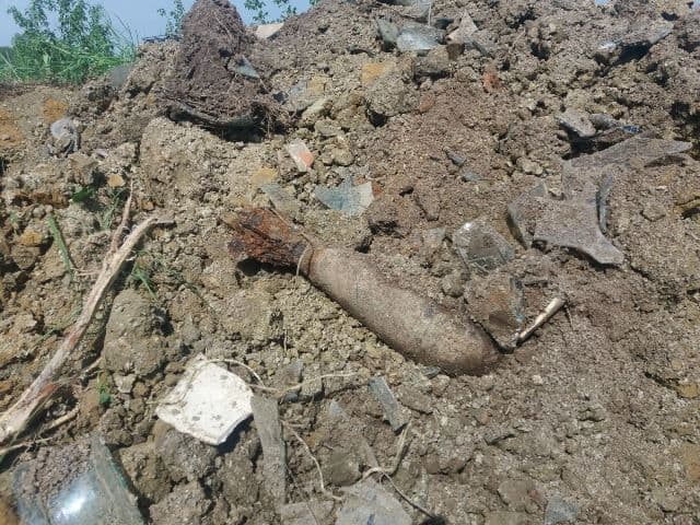 Bombă de aruncător, în stare activă, găsită în timpul unor lucrări - FOTO