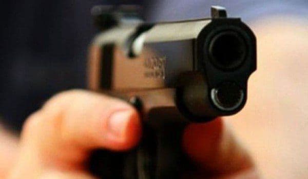 Bărbat cercetat de polițiști după ce și-a amenințat concubina cu pistolul