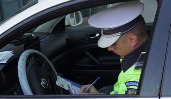 Cercetat de polițiștii dorohoieni pentru conducere fără permis şi uz de fals