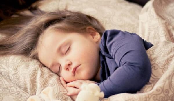 S-a descoperit. Care este ora ideală la care să-ți culci copilul