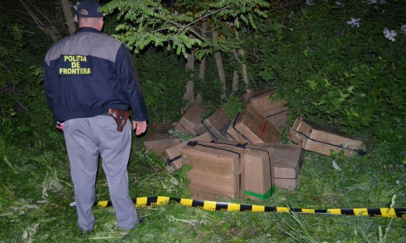 Zece colete cu țigări de contrabandă învelite cu bandă scotch, confiscate la frontieră de Poliția de Frontieră Darabani - FOTO