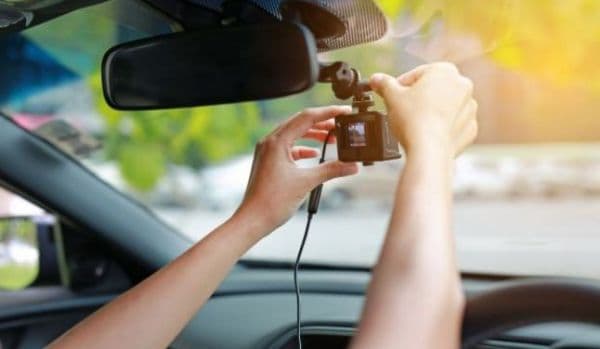 Cum alegem o cameră video de bord şi cât de util se poate dovedi dispozitivul în trafic