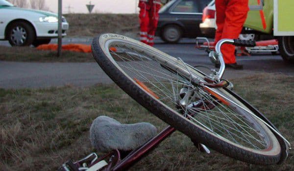 Biciclist în stare de ebrietate accidentat de un șofer imprudent