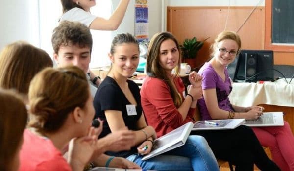 Schimbări importante pentru elevi! Învăţământul obligatoriu, extins la 15 clase