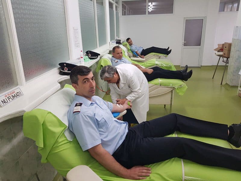 Pompierii botoșăneni donează sânge - FOTO
