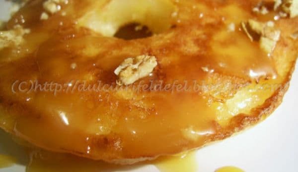 Mere prăjite cu nucă și caramel