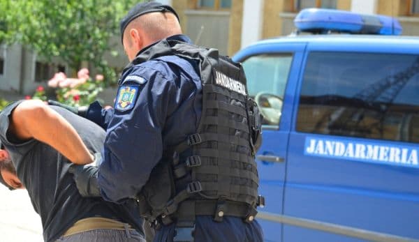 Femeie scoasă de jandarmi din mâinile concubinului