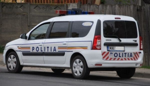 Accident: S-a oprit cu mașina fix în gardul unei case. Vezi ce a descoperit poliția 