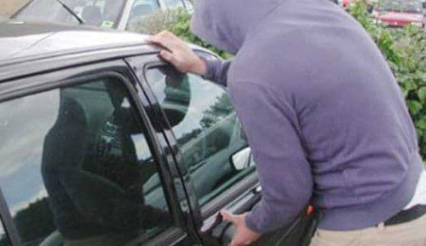 Hoț „specializat” în furtul din mașini a fost prins de politiștii din Dorohoi