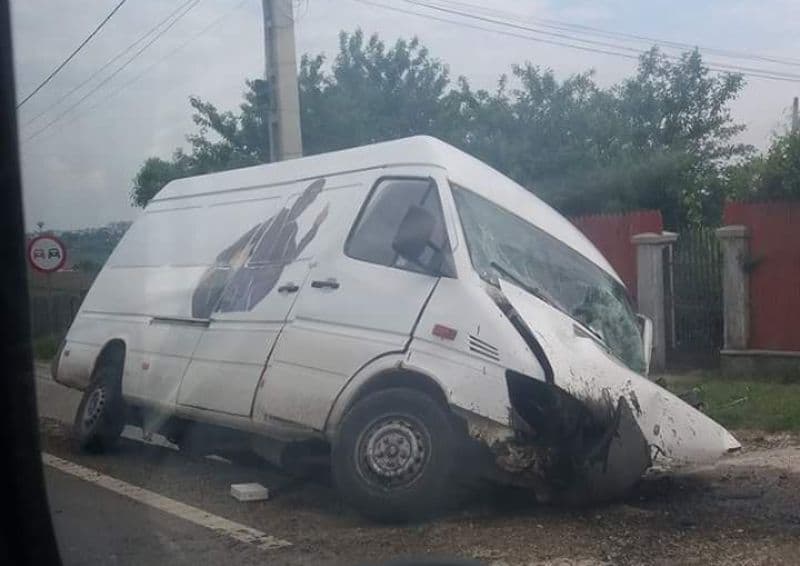 Accident! Un microbuz s-a izbit de un cap de pod